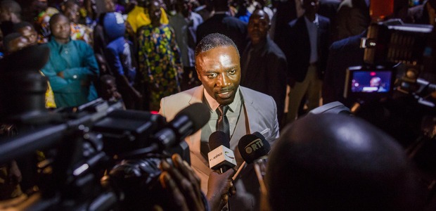 Akon answering to media in Pahou.