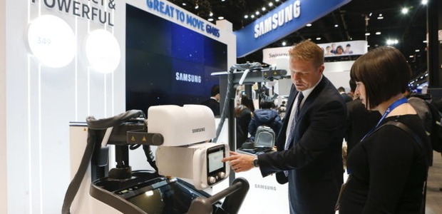 Visitors to Samsung Electronics’ booth at the Radiological Society of
