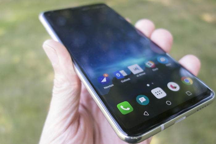 LG V30 hands-on: A 6-inch beast with more power and fewer gimmicks