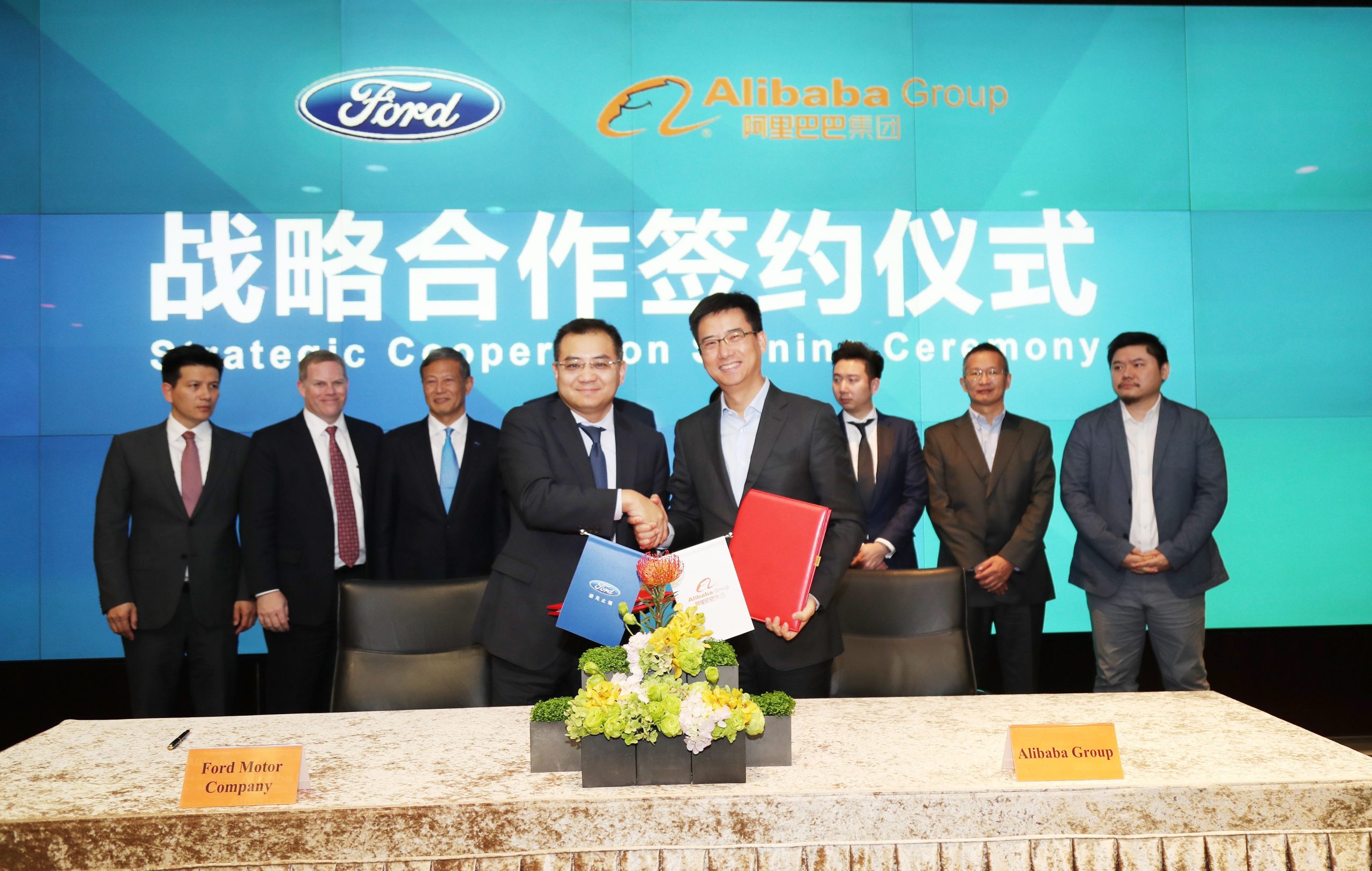 Jason Luo, chairman CEO of Ford China, and Hu Xiaoming,