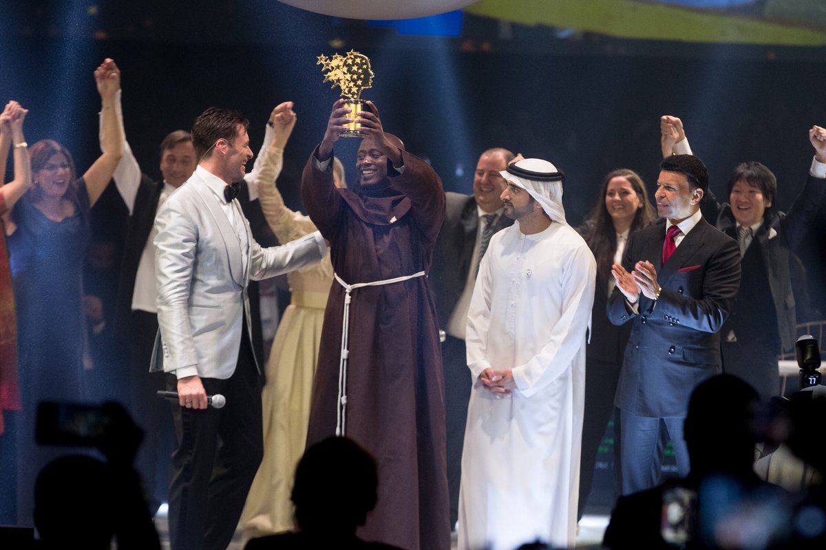 Peter Tabichi lifts up his prize at the 2019 Global