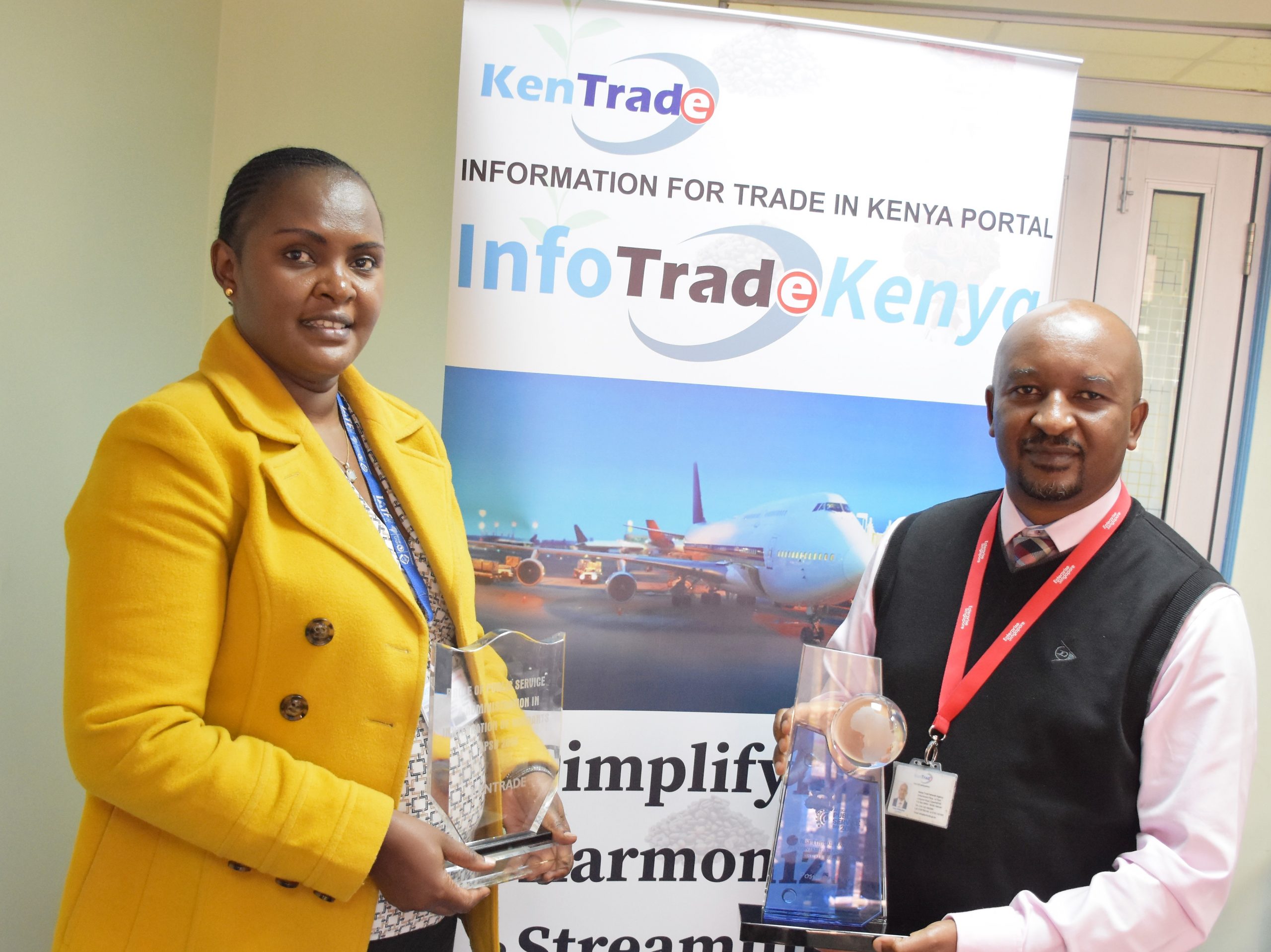 KenTrade Chief Executive Officer Amos Wangora receives the award during