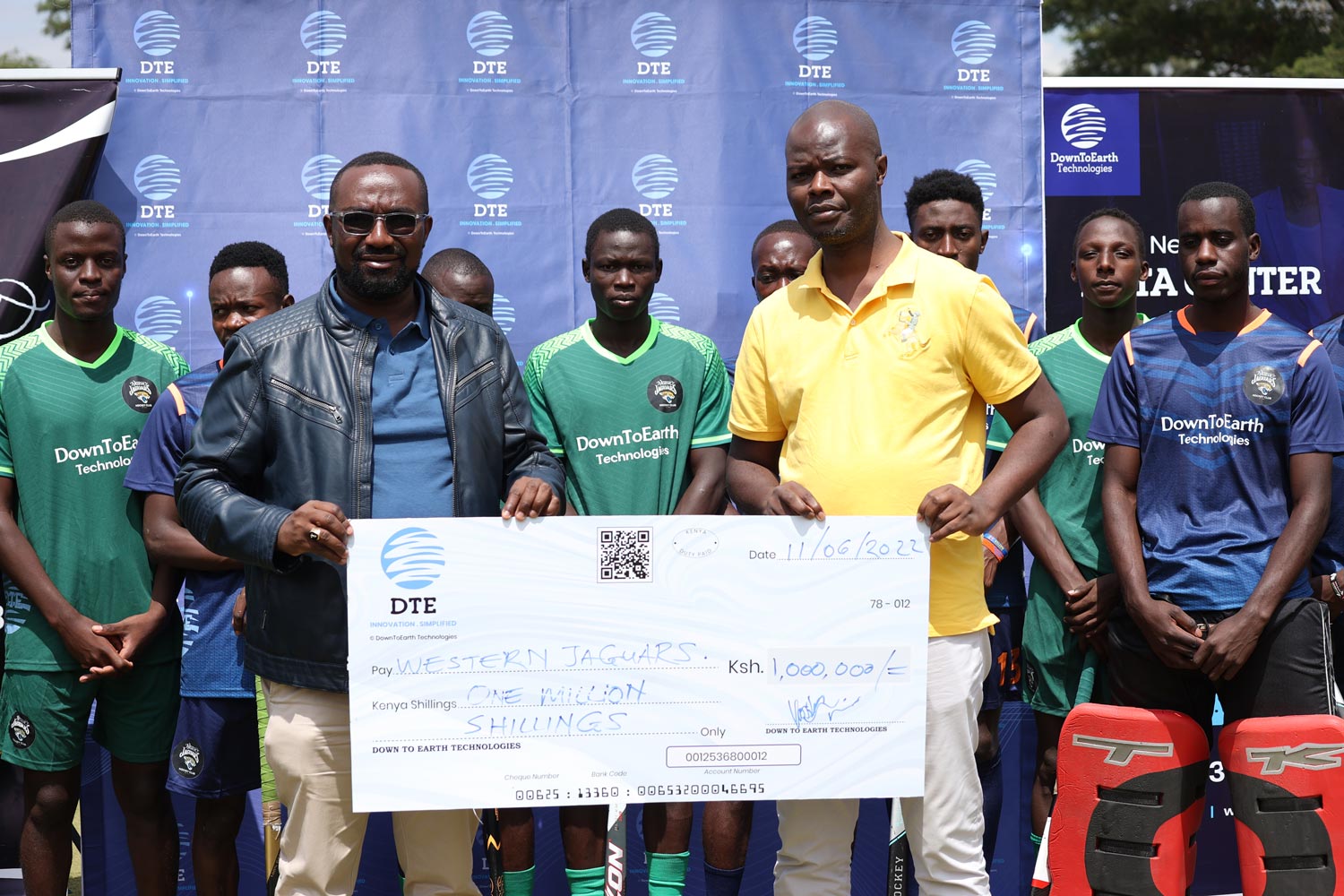 DTE's Managing Director, Vincent Milewa (right) and Western Jaguras' president Dr. Wilfred Mutubwa with the team at City Park Hockey Stadium in Nairobi.