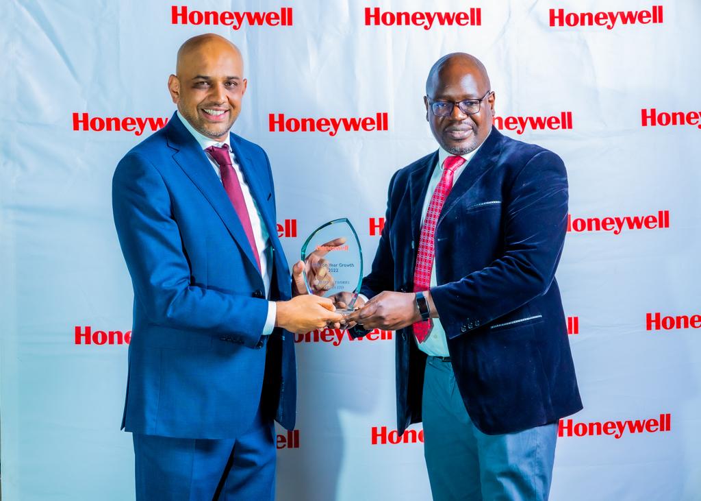 Moiz Maloo (Left), the Managing Director at Mart Networks Group receiving his award from Honeywell's John Odindo. 
